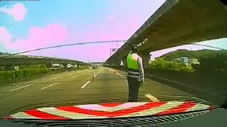 Волнительная авария с фурой - смотреть видео (1:01)