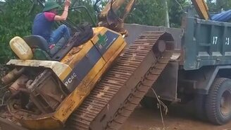 Самопогрузка экскаватора в кузов грузовика - смотреть видео (1:49)