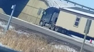 Как дом застрял под мостом - смотреть видео (1:05)