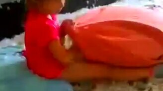 Дети поиграли с подушками - смотреть видео (0:24)