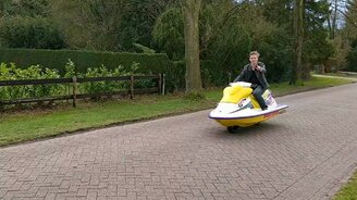 На водном мотоцикле под асфальту - смотреть видео (0:34)