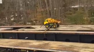 Маленький грузовик на большом - смотреть видео (0:18)