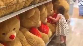 Девочка приветствует мишек - смотреть видео (0:15)