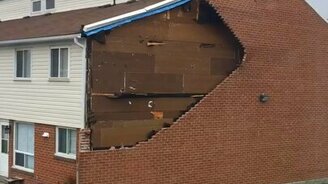 Ветер рушит кирпичную стену - смотреть видео (0:15)