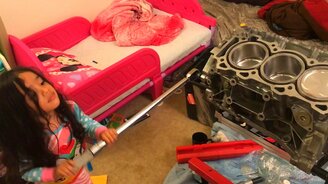 Дочка-автослесарь - смотреть видео (0:18)