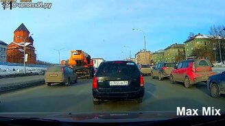 В слепой зоне грузовика - смотреть видео (5:17)