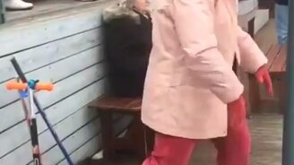 Бабушка умеет танцевать! - смотреть видео (1:00)