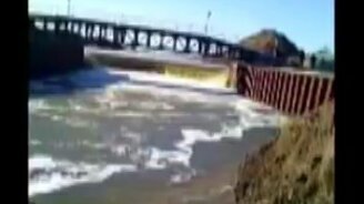 Прорыв шлюза на Оке - смотреть видео (1:29)