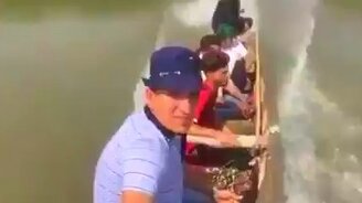 Рулевой увлёкся съёмкой - смотреть видео (1:00)