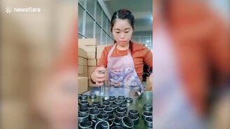 Девушка упаковывает подшипники - смотреть видео (0:47)