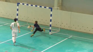 Гол попой в мини футболе - смотреть видео (0:23)