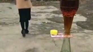 Меткая девушка с рогаткой - смотреть видео (0:30)