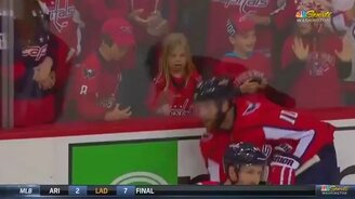 Подарок хоккеиста для маленькой фанатки - смотреть видео (0:56)