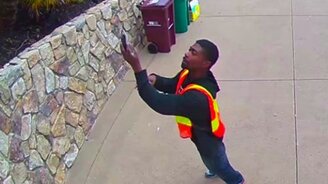 Оригинально доставил посылку - смотреть видео (0:33)