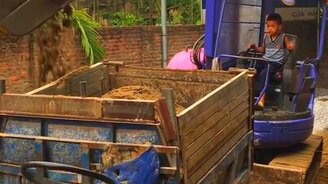 Ребёнок за рулём экскаватора - смотреть видео (0:37)