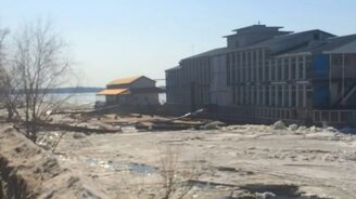 Ресторан унесло со льдом - смотреть видео (2:30)