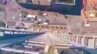 Бассейн с прозрачным дном на небоскрёбе - смотреть видео (0:15)