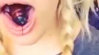 У девушки точно тараканы в голове - смотреть видео (0:06)