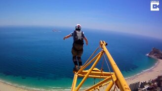 А вы бы решились на такой прыжок? - смотреть видео (2:21)