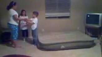 Подбросил сына - смотреть видео (0:13)