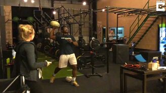 Потрясные баскетбольные трюки студента - смотреть видео (0:28)