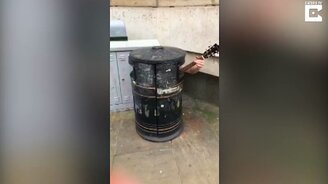 Гитарист в мусорке - смотреть видео (0:15)