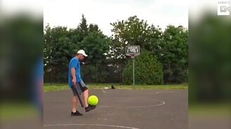 Трюки с футбольным мячом - смотреть видео (1:00)