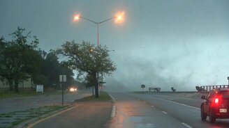 Торнадо глазами очевидцев - смотреть видео (1:24)