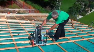 Удивительная машина кровельщиков - смотреть видео (0:51)