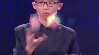 Мальчик-жонглёр и три кубика Рубика - смотреть видео (1:59)