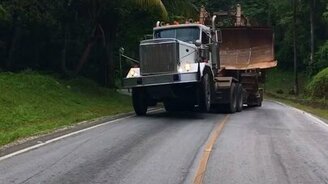 Попытка забраться в гору на грузовике - смотреть видео (1:19)