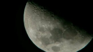 Загадочные объекты на фоне Луны - смотреть видео (1:52)