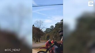 Собака - истинная мотоциклистка - смотреть видео (0:15)