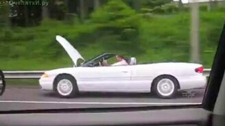 Едет с поднятым капотом - смотреть видео (0:14)