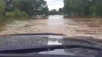 На вездеходе по затопленной дороге - смотреть видео (2:54)