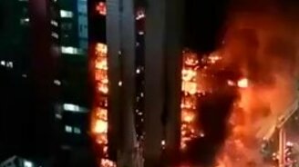Обрушение горящего здания - смотреть видео (1:31)