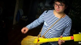 "Нирвана" на венике-балалайке, бревногитаре и коробках - смотреть видео (2:48)