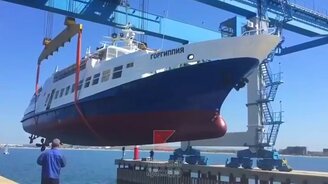 Чуть не уронили теплоход - смотреть видео (1:11)