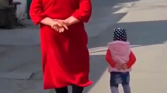 Внучка копирует походку бабушки - смотреть видео (0:15)