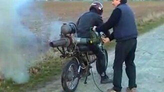 Реактивный двигатель на мопеде - смотреть видео (1:47)