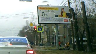 Реклама чуть не свалилась на голову - смотреть видео (0:44)