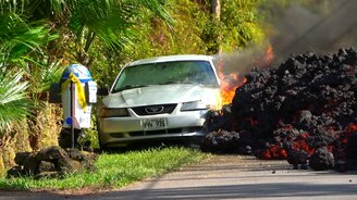 Лава поглощает всё на своём пути - смотреть видео (4:20)