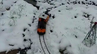 Здоровская игрушечная железная дорога - смотреть видео (0:44)