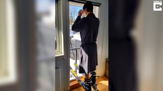 Прыжок с балкона на лыжах - смотреть видео (0:30)