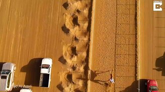 Гонка на верблюдах - смотреть видео (0:43)