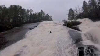 На каяке с красивого водопада - смотреть видео (0:30)