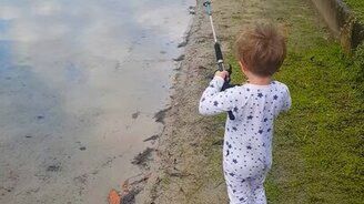 Никогда не рано начинать рыбачить - смотреть видео (4:49)