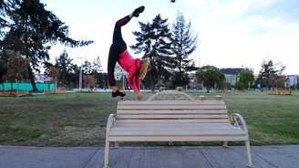 Фигура гибкой девушки на скамейке - смотреть видео (0:39)