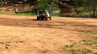 Потрясающий прыжок на "Джипе" - смотреть видео (0:06)