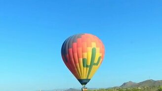 На воздушном шаре над дорогой - смотреть видео (0:36)